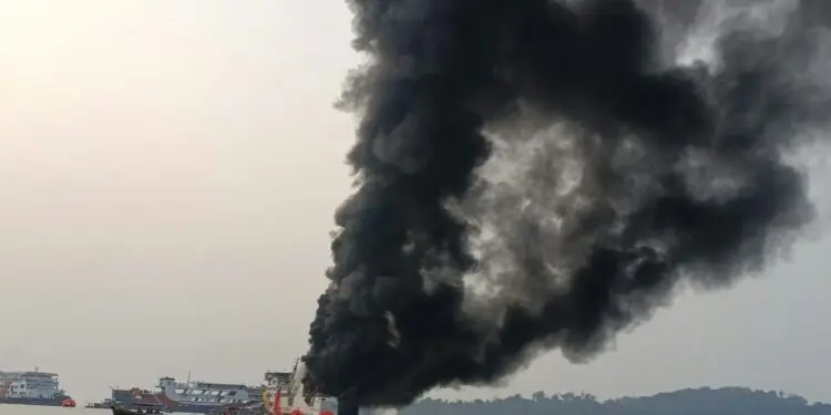 TERBAKAR : KMP Batumandi, terbakar di Perairan Merak, Selasa (20/10/2026). (ISTIMEWA))