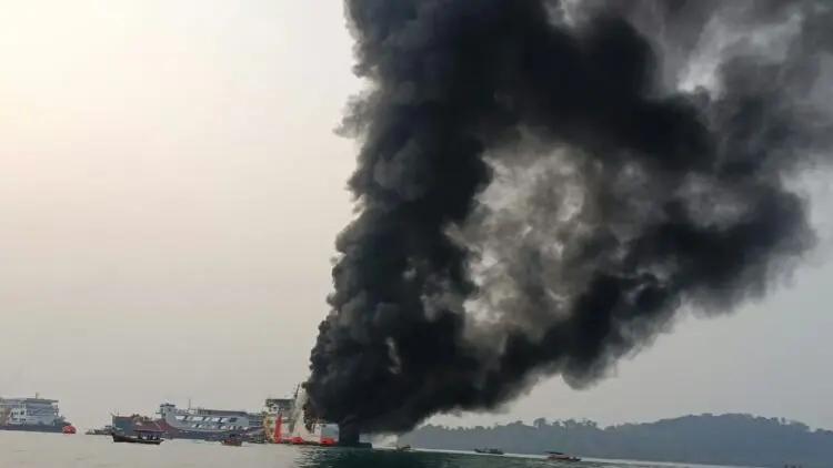TERBAKAR : KMP Batumandi, terbakar di Perairan Merak, Selasa (20/10/2026). (ISTIMEWA))