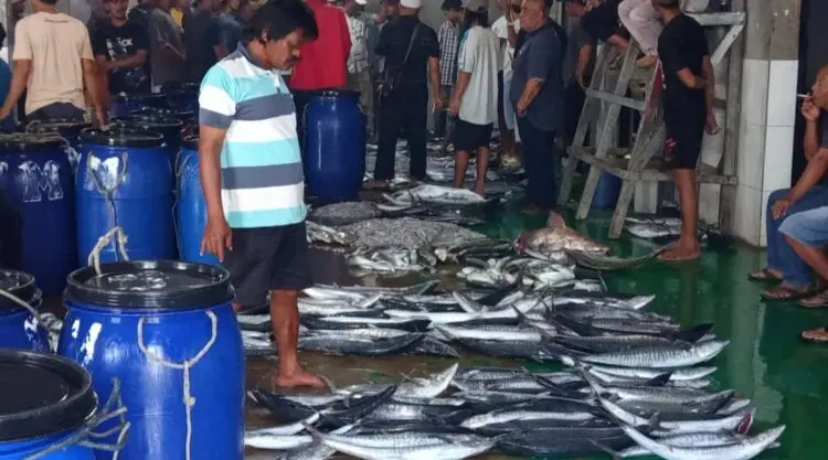 MELELANG IKAN : Sejumlah nelayan melelangkan ikan di TPI Labuan 2 atau TPI Higienis. Hingga saat ini, jumlah produksi perikanan tangkapasih rendah dibandingkan produksi perikanan budidaya. (ISTIMEWA)