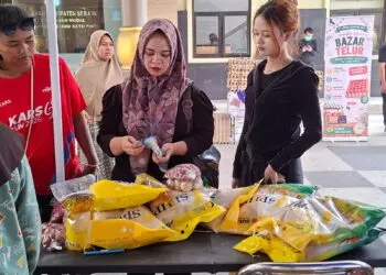 GERAKAN PANGAN MURAH -- Sejumlah warga berbelanja di acara Gerakan Pangan Murah (GPM). (ISTIMEWA)