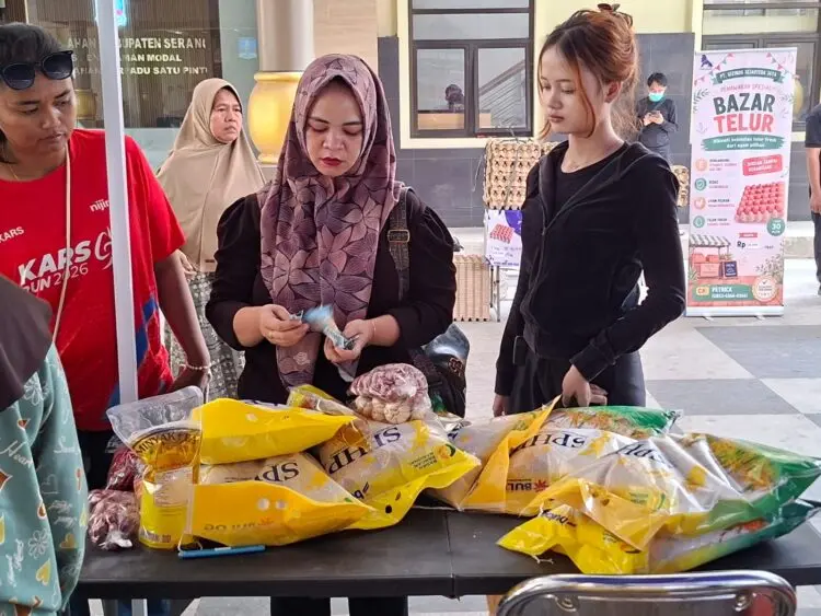 GERAKAN PANGAN MURAH -- Sejumlah warga berbelanja di acara Gerakan Pangan Murah (GPM). (ISTIMEWA)