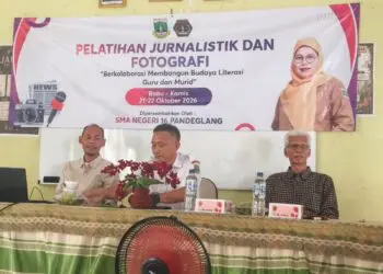 PELATIHAN -- Sejumlah Guru SMAN 16 Pandeglang, mengikuti pelatihan jurnalistik di lingkungan sekolah setempat. (ISTIMEWA)