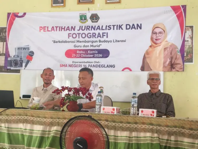 PELATIHAN -- Sejumlah Guru SMAN 16 Pandeglang, mengikuti pelatihan jurnalistik di lingkungan sekolah setempat. (ISTIMEWA)