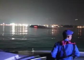 TENGGELAM : Petugas patroli laut melihat KMP Batumandi tenggelam di perairan Merak usai terbakar hebat beberapa waktu lalu. (ISTIMEWA)