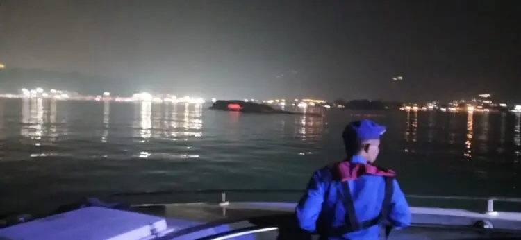 TENGGELAM : Petugas patroli laut melihat KMP Batumandi tenggelam di perairan Merak usai terbakar hebat beberapa waktu lalu. (ISTIMEWA)