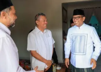 BERBINCANG : Gubernur Banten Andra Soni (kanan), berbincang disela peringatan Hari Santri Nasional 2026. (ISTIMEWA)