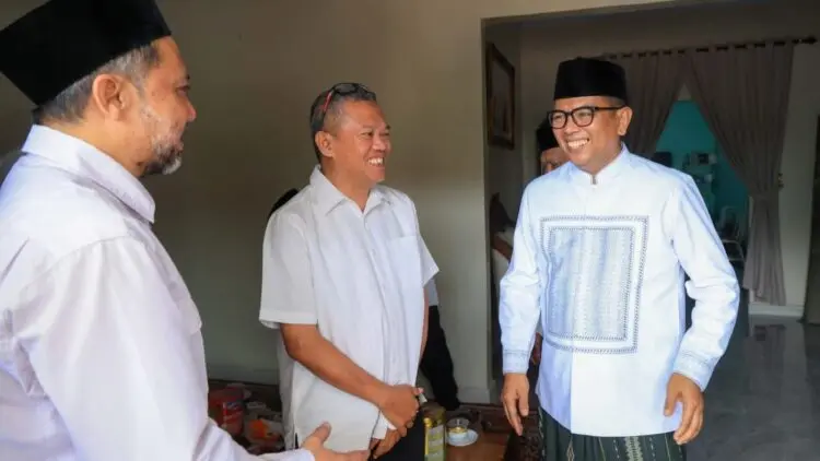BERBINCANG : Gubernur Banten Andra Soni (kanan), berbincang disela peringatan Hari Santri Nasional 2026. (ISTIMEWA)