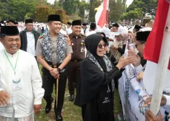 PERINGATAN HARI SANTRI NASIONAL -- Bupati Pandeglang Raden Dewi Setiani beserta jajaran pejabat Forkopimda, didampingi Ketua Panitia Pelaksana HSN 2026, M. Muamar, menyapa peserta upacara, Kamis (22/10/2026). (ISTIMEWA)