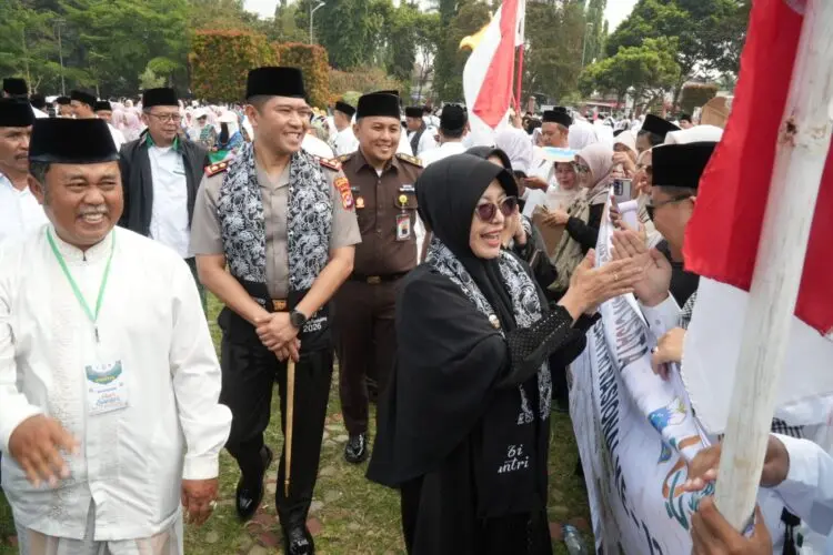 PERINGATAN HARI SANTRI NASIONAL -- Bupati Pandeglang Raden Dewi Setiani beserta jajaran pejabat Forkopimda, didampingi Ketua Panitia Pelaksana HSN 2026, M. Muamar, menyapa peserta upacara, Kamis (22/10/2026). (ISTIMEWA)