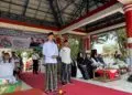 PERINGATAN HSN -- Wabup Pandeglang Iing Andri Supriadi, didampingi Camat Menes Usep Sudarmana, menyampaikan sambutan di acara peringatan HSN yang digelar di Alun-alun Kecamatan Menes, Kamis (22/10). (ISTIMEWA)