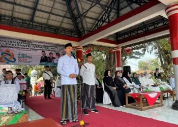 PERINGATAN HSN -- Wabup Pandeglang Iing Andri Supriadi, didampingi Camat Menes Usep Sudarmana, menyampaikan sambutan di acara peringatan HSN yang digelar di Alun-alun Kecamatan Menes, Kamis (22/10). (ISTIMEWA)