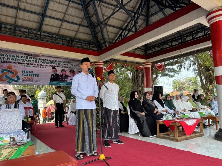 PERINGATAN HSN -- Wabup Pandeglang Iing Andri Supriadi, didampingi Camat Menes Usep Sudarmana, menyampaikan sambutan di acara peringatan HSN yang digelar di Alun-alun Kecamatan Menes, Kamis (22/10). (ISTIMEWA)