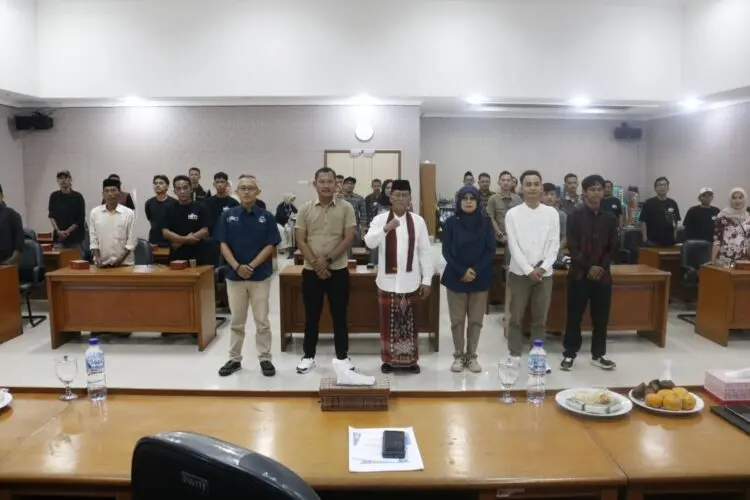 PEMBINAAN -- Diskominfosantik Kabupaten Pandeglang, menggelar acara pembinaan KIM, di Oproom Setda Pandeglang, Kamis (22/10/2026). (ISTIMEWA)