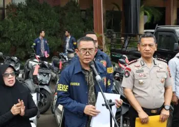 MEMYAMPAIKAN KETERANGAN : Direktur Reskrimum Polda Banten AKBP Fauzan Syahril (tengah), menyampaikan keterangan kepada wartawan. (ISTIMEWA)