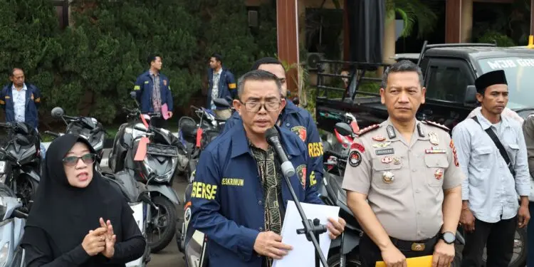 MEMYAMPAIKAN KETERANGAN : Direktur Reskrimum Polda Banten AKBP Fauzan Syahril (tengah), menyampaikan keterangan kepada wartawan. (ISTIMEWA)