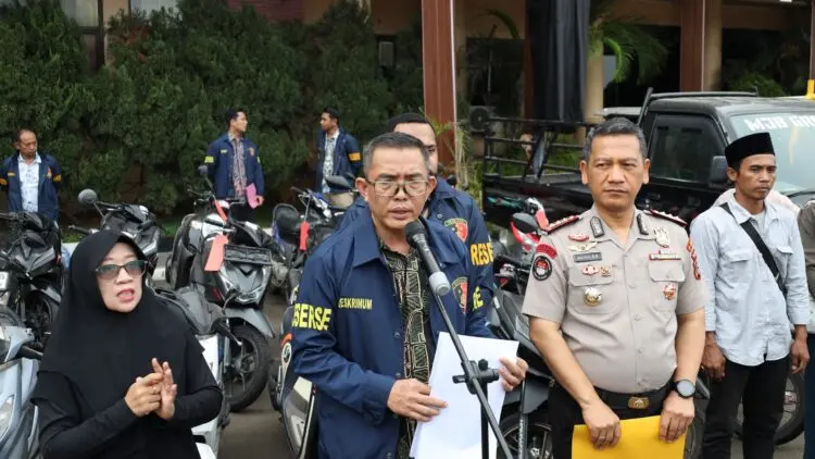 MEMYAMPAIKAN KETERANGAN : Direktur Reskrimum Polda Banten AKBP Fauzan Syahril (tengah), menyampaikan keterangan kepada wartawan. (ISTIMEWA)