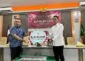 PENGEMBALIAN -- Kajari Pandeglang Surayadi Sembiring, menyerahkan sebagian kerugian negara kepada Wabup Pandeglang Iing Andri Supriadi. (ISTIMEWA)