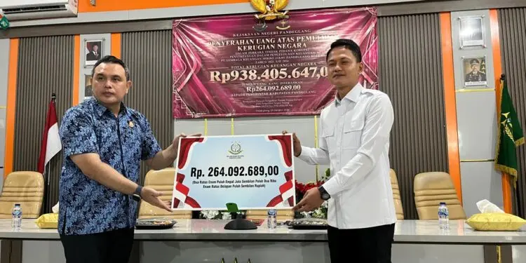 PENGEMBALIAN -- Kajari Pandeglang Surayadi Sembiring, menyerahkan sebagian kerugian negara kepada Wabup Pandeglang Iing Andri Supriadi. (ISTIMEWA)