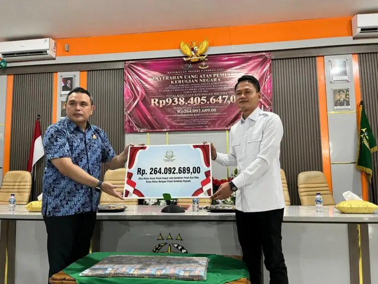 PENGEMBALIAN -- Kajari Pandeglang Surayadi Sembiring, menyerahkan sebagian kerugian negara kepada Wabup Pandeglang Iing Andri Supriadi. (ISTIMEWA)