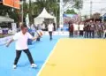 SERVIS BOLA -- Gubernur Banten Andra Soni, melakukan servis bola, sebagai tanda dimulainya Turnamen Voli Piala Gubernur Banten. (ISTIMEWA)