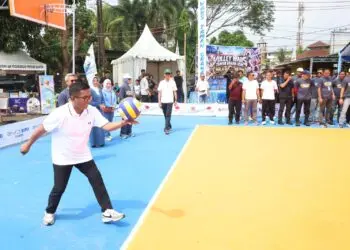SERVIS BOLA -- Gubernur Banten Andra Soni, melakukan servis bola, sebagai tanda dimulainya Turnamen Voli Piala Gubernur Banten. (ISTIMEWA)