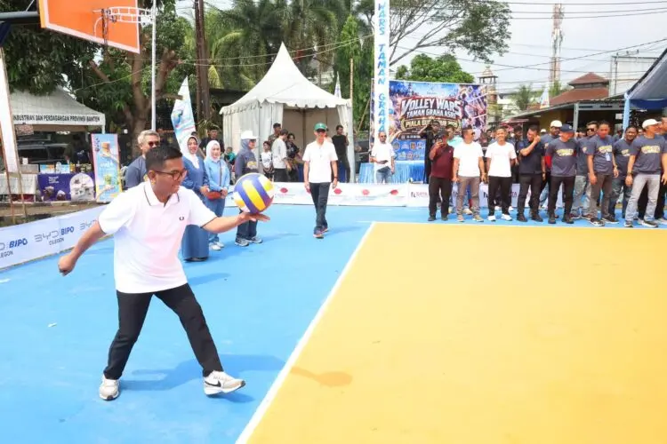 SERVIS BOLA -- Gubernur Banten Andra Soni, melakukan servis bola, sebagai tanda dimulainya Turnamen Voli Piala Gubernur Banten. (ISTIMEWA)