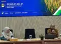 MENYAMPAIKAN MATERI : Kepala Dinas Ketapang Nasir M Daud (kanan), menyampaikan materi mengenai potensi dan ketersediaan pangan di Provinsi Banten. (ISTIMEWA)