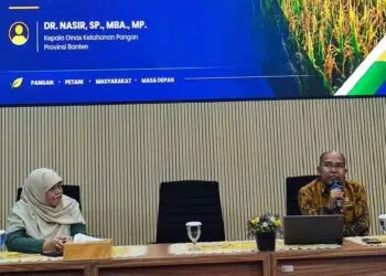 MENYAMPAIKAN MATERI : Kepala Dinas Ketapang Nasir M Daud (kanan), menyampaikan materi mengenai potensi dan ketersediaan pangan di Provinsi Banten. (ISTIMEWA)