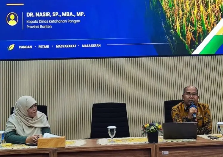 MENYAMPAIKAN MATERI : Kepala Dinas Ketapang Nasir M Daud (kanan), menyampaikan materi mengenai potensi dan ketersediaan pangan di Provinsi Banten. (ISTIMEWA)
