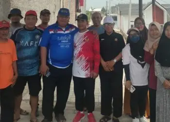 MEMERIKSA JALAN : Wakil Ketua DPRD Banten Eko Susilo (tengah), bersama masyarakat komplek memeriksa jalan makam, yang sudah selesai dibangun. (ISTIMEWA)
