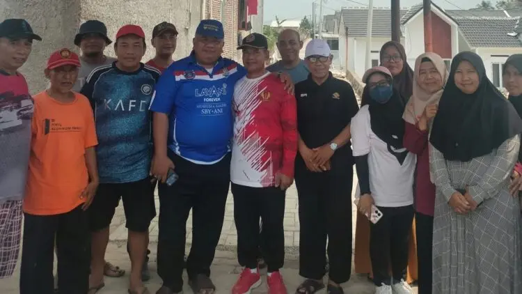 MEMERIKSA JALAN : Wakil Ketua DPRD Banten Eko Susilo (tengah), bersama masyarakat komplek memeriksa jalan makam, yang sudah selesai dibangun. (ISTIMEWA)