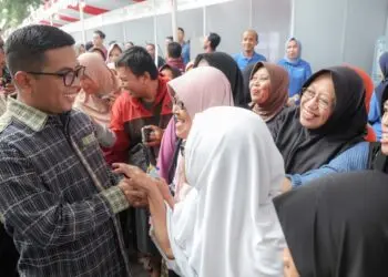 MENYAPA WARGA : Gubernur Banten Andra Soni, menyapa warga di acara Pasar Keuangan Rakyat (PKR) Banten 2026, Sabtu (24/10/2026). (ISTIMEWA)