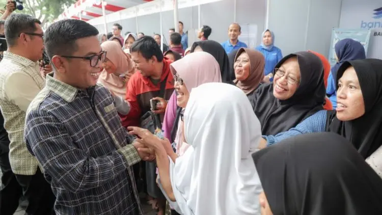MENYAPA WARGA : Gubernur Banten Andra Soni, menyapa warga di acara Pasar Keuangan Rakyat (PKR) Banten 2026, Sabtu (24/10/2026). (ISTIMEWA)