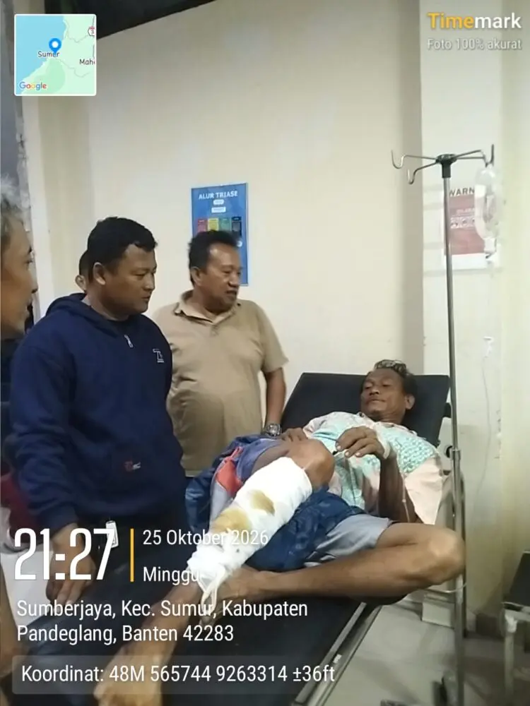 DIRAWAT -- Korban diterkam buaya, warga Desa Banyuasih, Kecamatan Cigeulis, Kabupaten Pandeglang, dirawat di Puskesmas. (ISTIMEWA)
