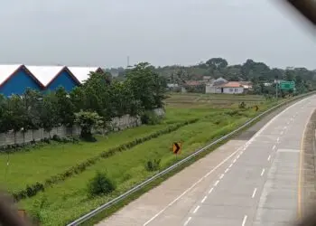 BERALIH FUNGSI: lahan pertanian seluas 4000 hektare di Kecamatan Tunjungteja beralih fungsi menjadi kawasan industri. Anehnya, hingga saat ini masyarakat lokal masih banyak menganggur dan perekonomian belum mengalami perbaikan. (ADIB FAHRI/SATELITNEWS.COM)
