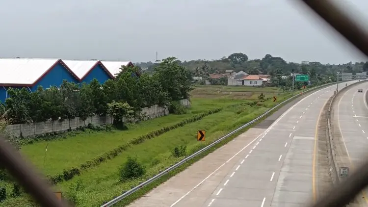 BERALIH FUNGSI: lahan pertanian seluas 4000 hektare di Kecamatan Tunjungteja beralih fungsi menjadi kawasan industri. Anehnya, hingga saat ini masyarakat lokal masih banyak menganggur dan perekonomian belum mengalami perbaikan. (ADIB FAHRI/SATELITNEWS.COM)