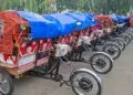 BANTUAN -- Ratusan becak listrik, bantuan dari Presiden Prabowo Subianto, berjejer. (ISTIMEWA)