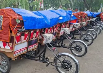 BANTUAN -- Ratusan becak listrik, bantuan dari Presiden Prabowo Subianto, berjejer. (ISTIMEWA)