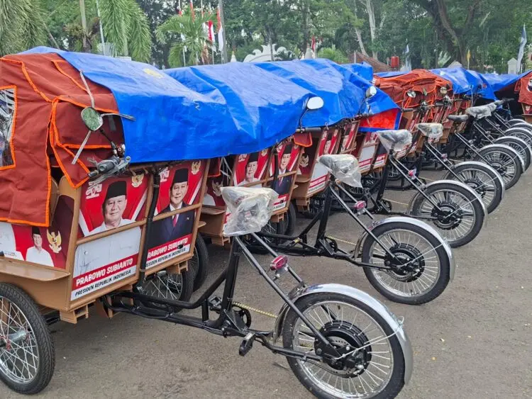 BANTUAN -- Ratusan becak listrik, bantuan dari Presiden Prabowo Subianto, berjejer. (ISTIMEWA)