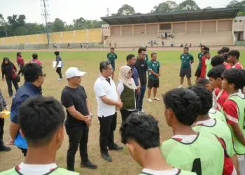 BERI MOTIVASI -- Bupati Pandeglang Raden Dewi Setiani, memberikan motivasi dan support kepada para atlet yang sedang berlatih menjelang Porprov VII Banten nanti. (ISTIMEWA)
