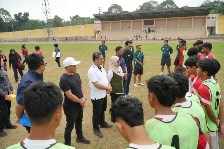 BERI MOTIVASI -- Bupati Pandeglang Raden Dewi Setiani, memberikan motivasi dan support kepada para atlet yang sedang berlatih menjelang Porprov VII Banten nanti. (ISTIMEWA)