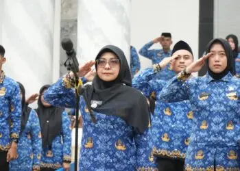 SUMPAH PEMUDA -- Bupati Pandeglang Raden Dewi Setiani, bertindak sebagai inspektur upacara Peringatan Sumpah Pemuda ke 98, di halaman Setda Pandeglang, Rabu (28/10/2026). (ISTIMEWA)