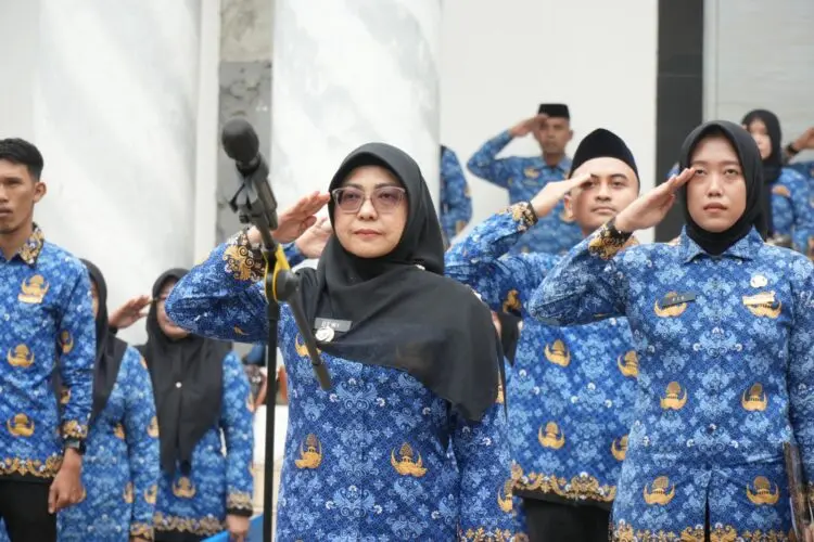 SUMPAH PEMUDA -- Bupati Pandeglang Raden Dewi Setiani, bertindak sebagai inspektur upacara Peringatan Sumpah Pemuda ke 98, di halaman Setda Pandeglang, Rabu (28/10/2026). (ISTIMEWA)