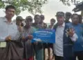 MEMBERIKAN PAKET SEMBAKO : Petugas PT ASDP Merak, Radmiadi (kanan), memberikan paket sembako kepada para nelayan yang membantu melakukan evakuasi penumpang KMP Batumandi. (ISTIMEWA)