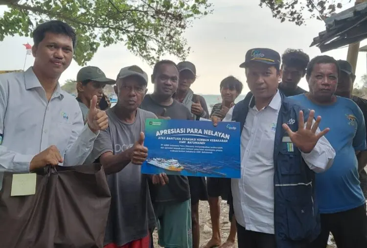 MEMBERIKAN PAKET SEMBAKO : Petugas PT ASDP Merak, Radmiadi (kanan), memberikan paket sembako kepada para nelayan yang membantu melakukan evakuasi penumpang KMP Batumandi. (ISTIMEWA)