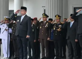 MEMIMPIN APEL : Gubernur Banten Andra Soni, memimpin apel peringatan hari Sumpah Pemuda. (ISTIMEWA)