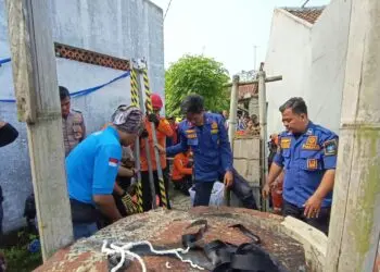 PENANGANAN -- Tim Kantor Pencarian dan Pertolongan Banten, bersama tim Damkar Kabupaten Serang, melakukan penanganan dan pertolongan korban tercebur ke sumur, Jumat (30/10/2026). (ISTIMEWA)