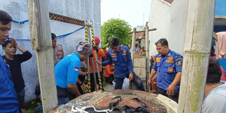 PENANGANAN -- Tim Kantor Pencarian dan Pertolongan Banten, bersama tim Damkar Kabupaten Serang, melakukan penanganan dan pertolongan korban tercebur ke sumur, Jumat (30/10/2026). (ISTIMEWA)