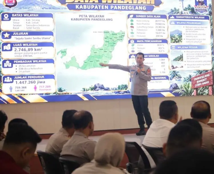 KEGIATAN -- Kapolres Pandeglang AKBP Sonny Harsono, menyampaikan materi dalam acara Commander Wish. (ISTIMEWA)