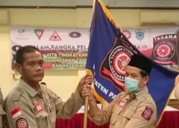 SERAHKAN JABATAN KETUA - Ade Mulyana (kiri), menyerahkan bendera pataka kepada Ketua Tagana Baihaki Rahmat (kanan), saat pergantian Ketua Tagana Kabupaten Pandeglang, beberapa tahun lalu. (ISTIMEWA)